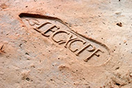 Víno Římský vrch - kolek římské 10. legie na cihle nalezené na Hradisku u Mušova
